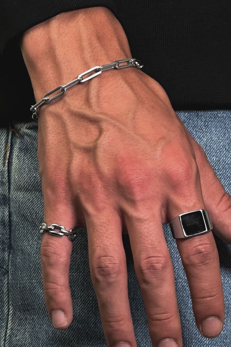 Read more about the article Men’s Jewelry Trends in South Asia (2025): Gold, Minimalism & Bold Statements