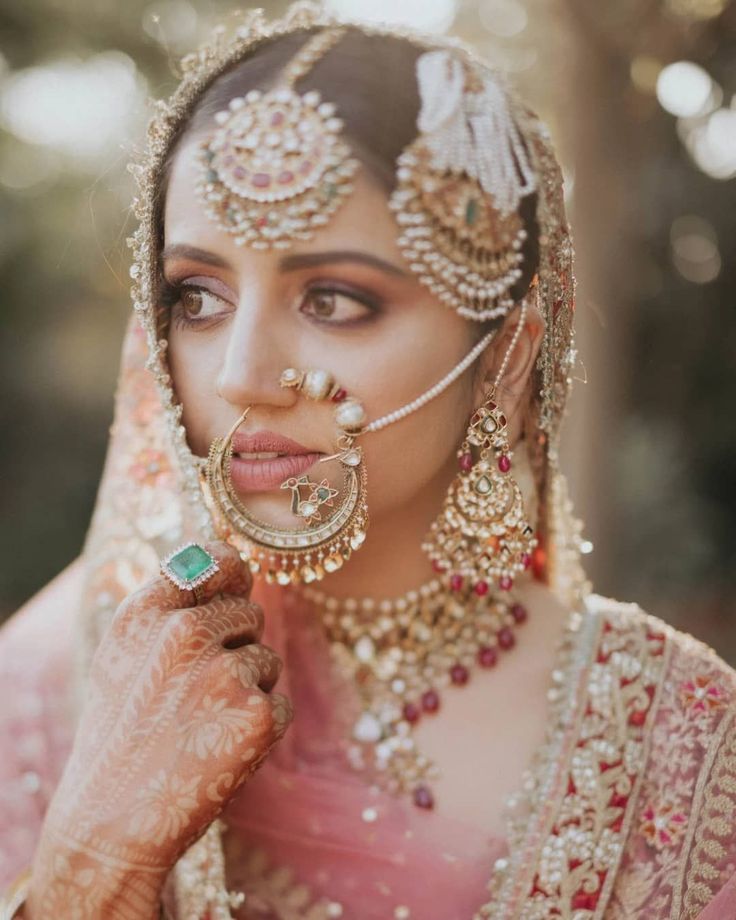 Read more about the article Bridal Jewelry in South Asia 2025: Haar, Chooda, Maang Tikka & Latest Trends