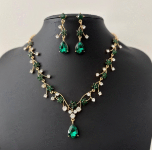 Read more about the article Buy Gold Pendant Necklace Set | Emerald Green Stone